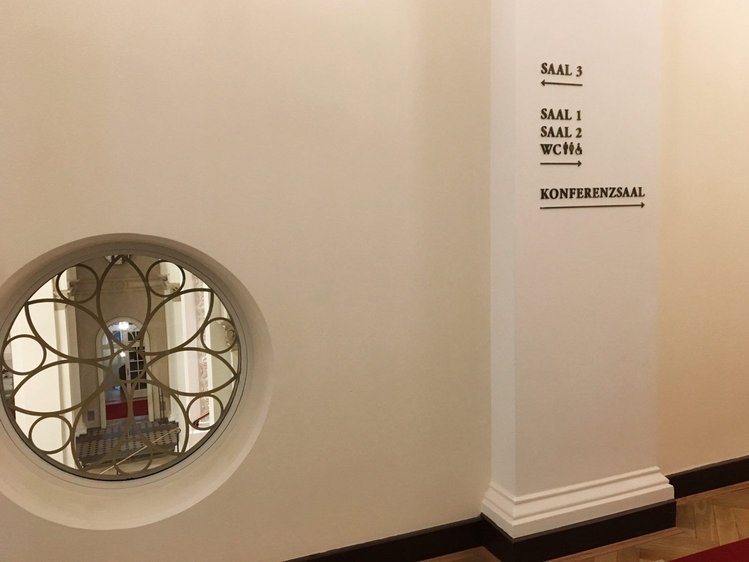Eva Plass: <strong>Maximilianeum – Bayerischer Landtag München</strong><br> – Signaletik / Besucherleitsystem 2018
