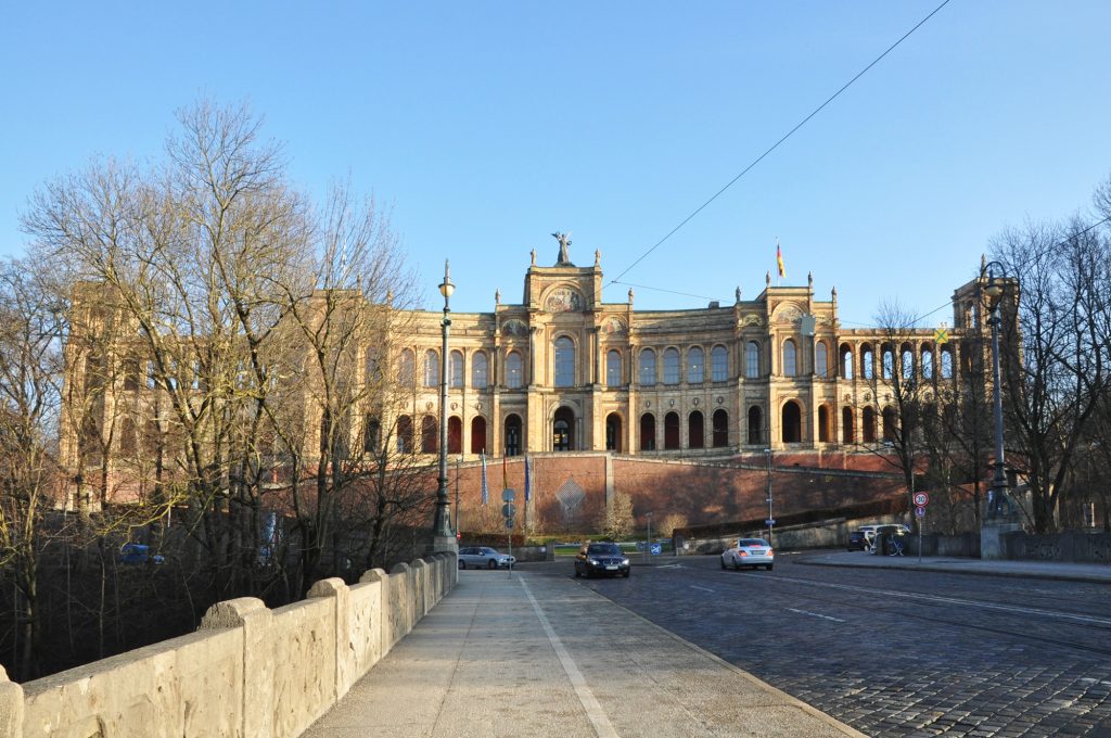 Eva Plass: Maximilianeum – Bayerischer Landtag München – Signaletik / Besucherleitsystem 2018