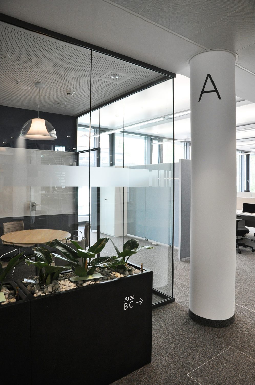 Eva Plass: <strong>Webasto Roof & Components Stockdorf</strong><br> – Signaletik Office / 2018