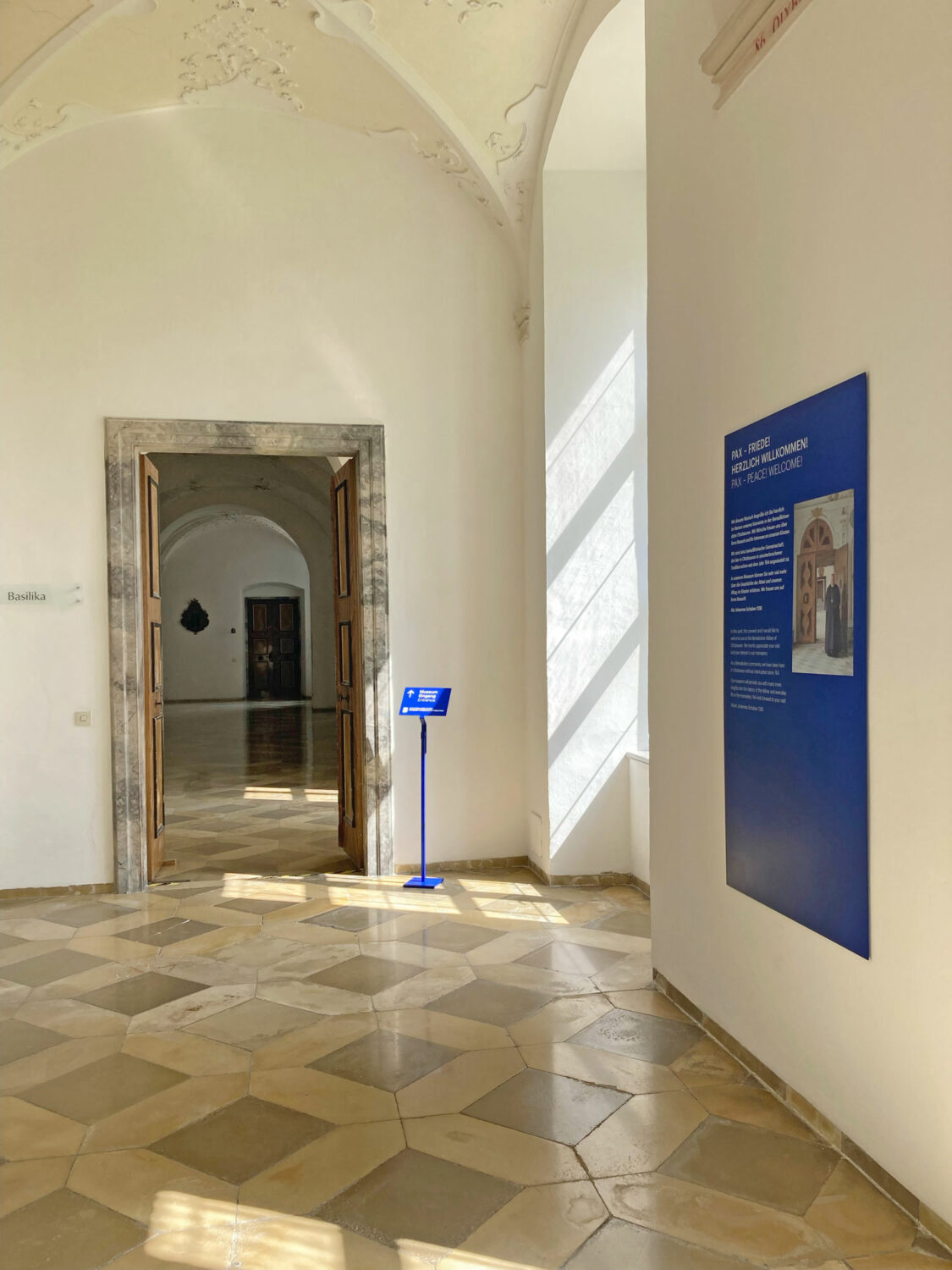 Eva Plass: <strong>Benediktinerabtei Ottobeuren Klostermuseum</strong><br> – Ausstellungsgrafik + Signaletik / Ottobeuren 2020 – 2023