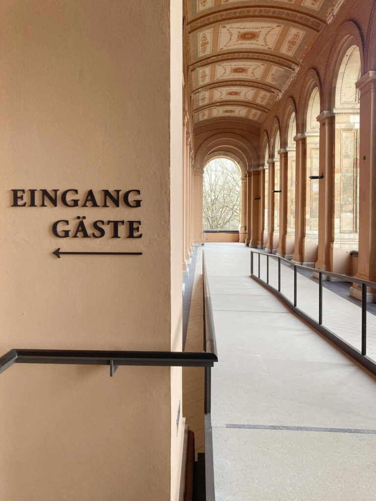 Eva Plass: Maximilianeum – Bayerischer Landtag München – Signaletik Erweiterung / München 2019 – 2023