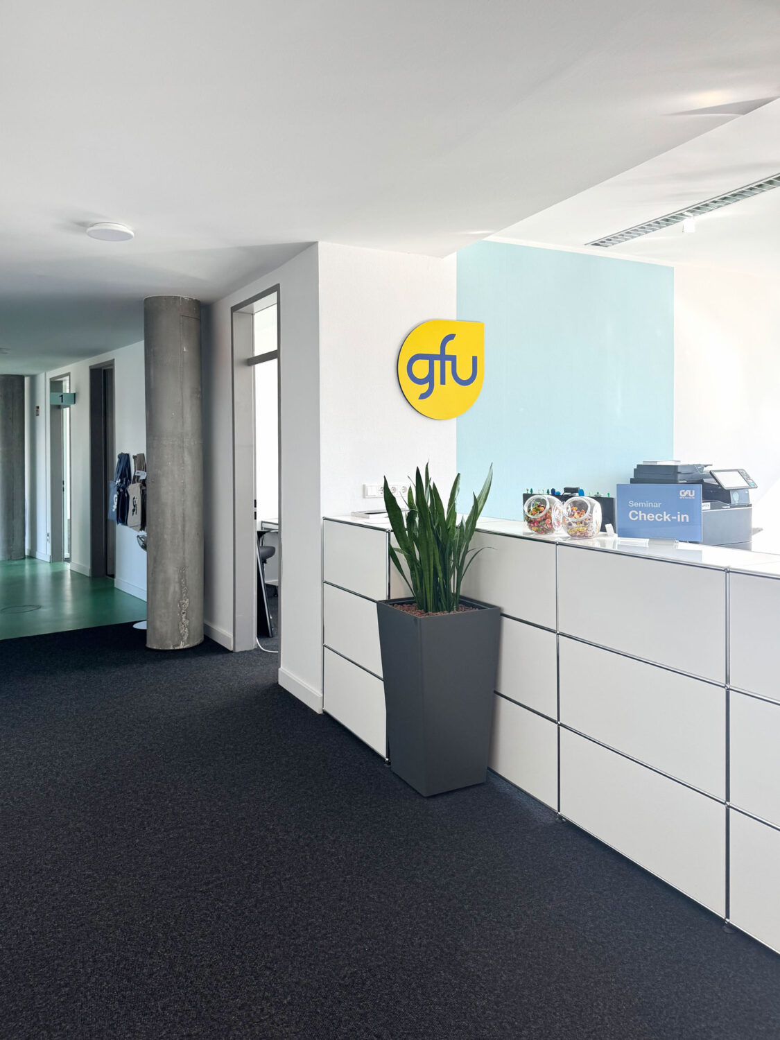 Eva Plass: <strong>GFU Cyrus AG Seminarzentrum Köln</strong><br> – Signaletik